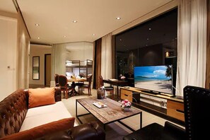 Family Suite | Living area | 49-inch LED TV with cable channels, TV, DVD player - Pattaya Modus Beachfront Resort (Pattaya)