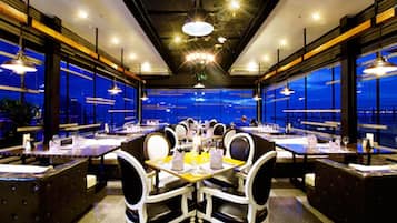 3 か所のレストラン、朝食、ランチ、ディナーに営業 (多国籍料理)