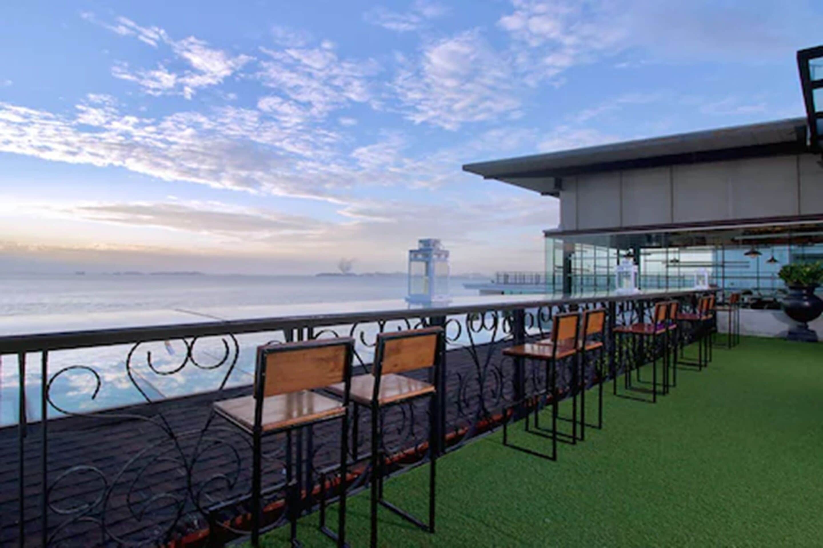 3 restaurantes, se sirven desayunos, comidas y cocina internacional