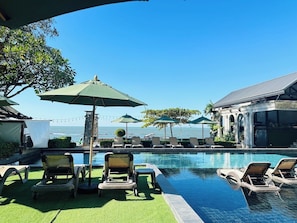 3 outdoor pools, pool umbrellas, pool loungers - Pattaya Modus Beachfront Resort (Pattaya)