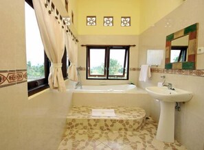 Combined shower/tub, free toiletries, hair dryer, towels - Bali Suksma Villa (Ubud)