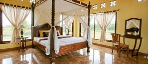 Tallelokero huoneessa, yksilöllisesti sisustettu, työpöytä, lisävuoteet