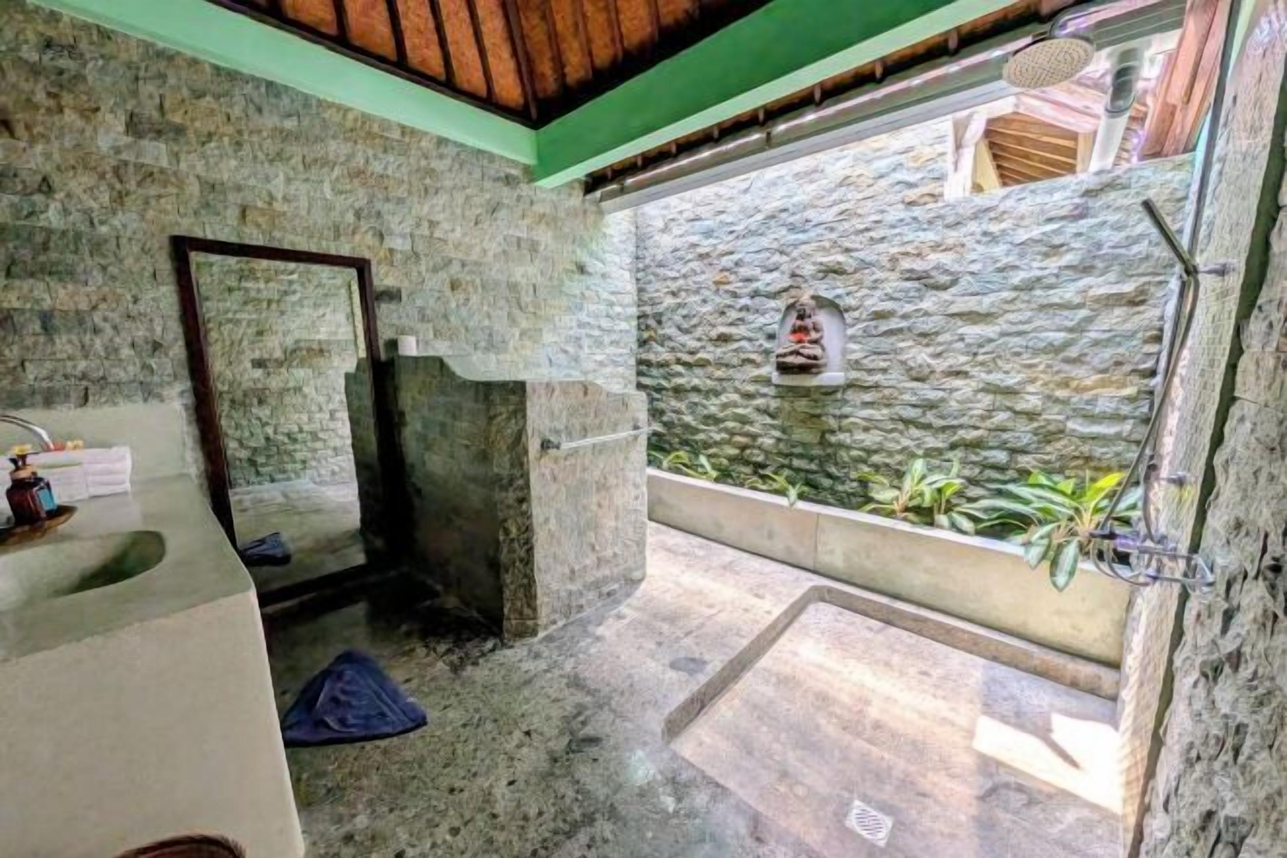 Kamar mandi | Shower, perlengkapan mandi gratis, pengering rambut, dan sandal