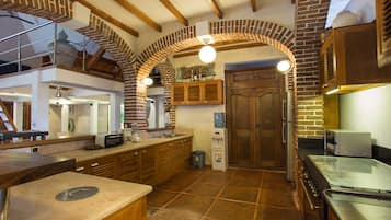 Villa Deluxe, 3 chambres, piscine privée, vue piscine (3 Bedrooms Pool Villa) | Cuisine privée | Réfrigérateur, plaque de cuisson, cafetiÚre/bouilloire, grille-pain