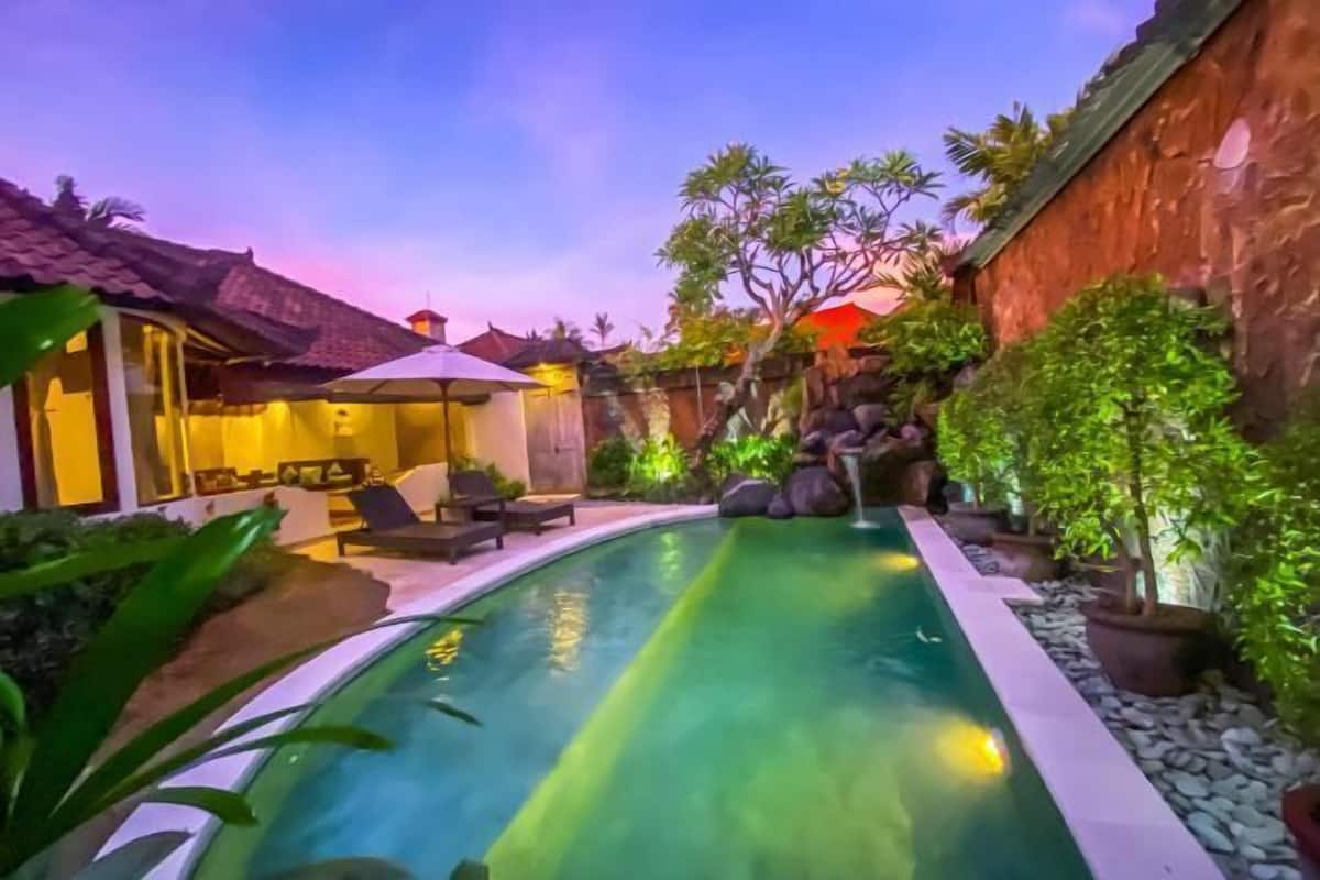Piscina | Una piscina al aire libre, sombrillas, tumbonas
