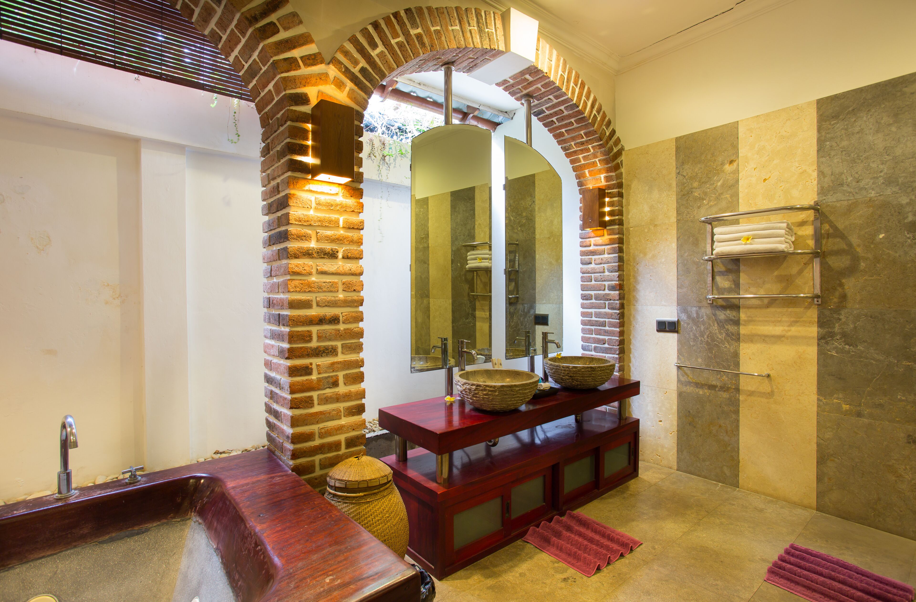 Vila luxo, 3 quartos, piscina particular, vista para a piscina (3 Bedrooms Pool Villa) | Banheiro | Chuveiro, produtos de toalete grátis, secador de cabelo, chinelos