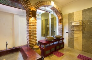 Villa Deluxe, 3 habitaciones, piscina privada, vistas a la piscina (3 Bedrooms Pool Villa) | Baño | Ducha, artículos de higiene personal gratuitos y secador de pelo