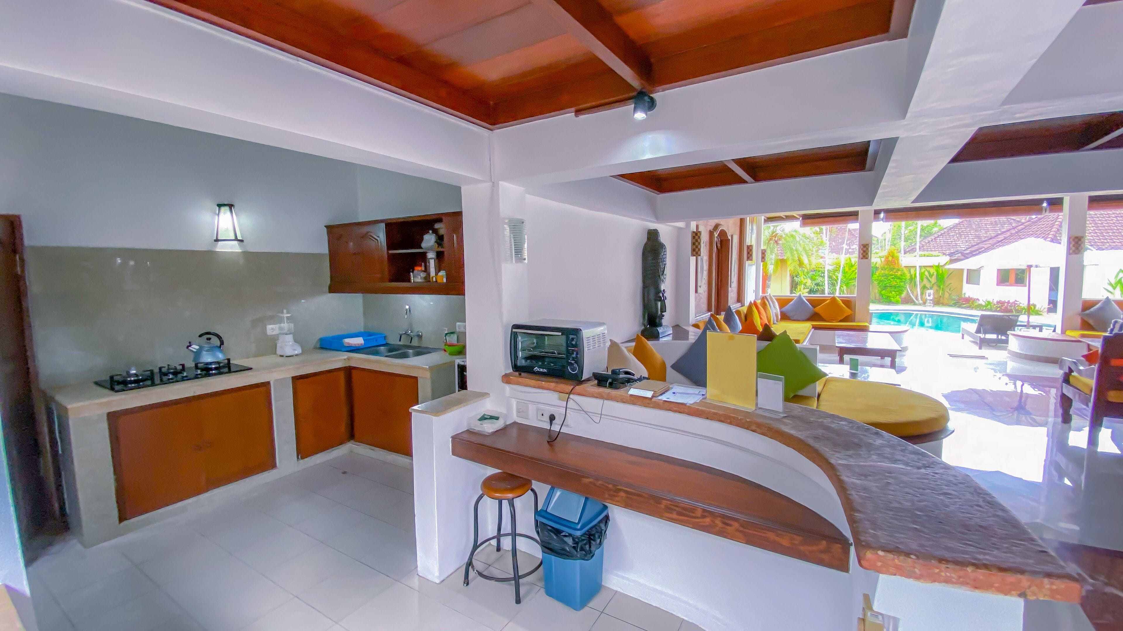 Kjøleskap, kokeplater, kaffetrakter/tekoker og brødrister