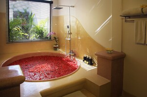 Bañera con ducha, bañera profunda, cabezal de ducha con hidromasaje