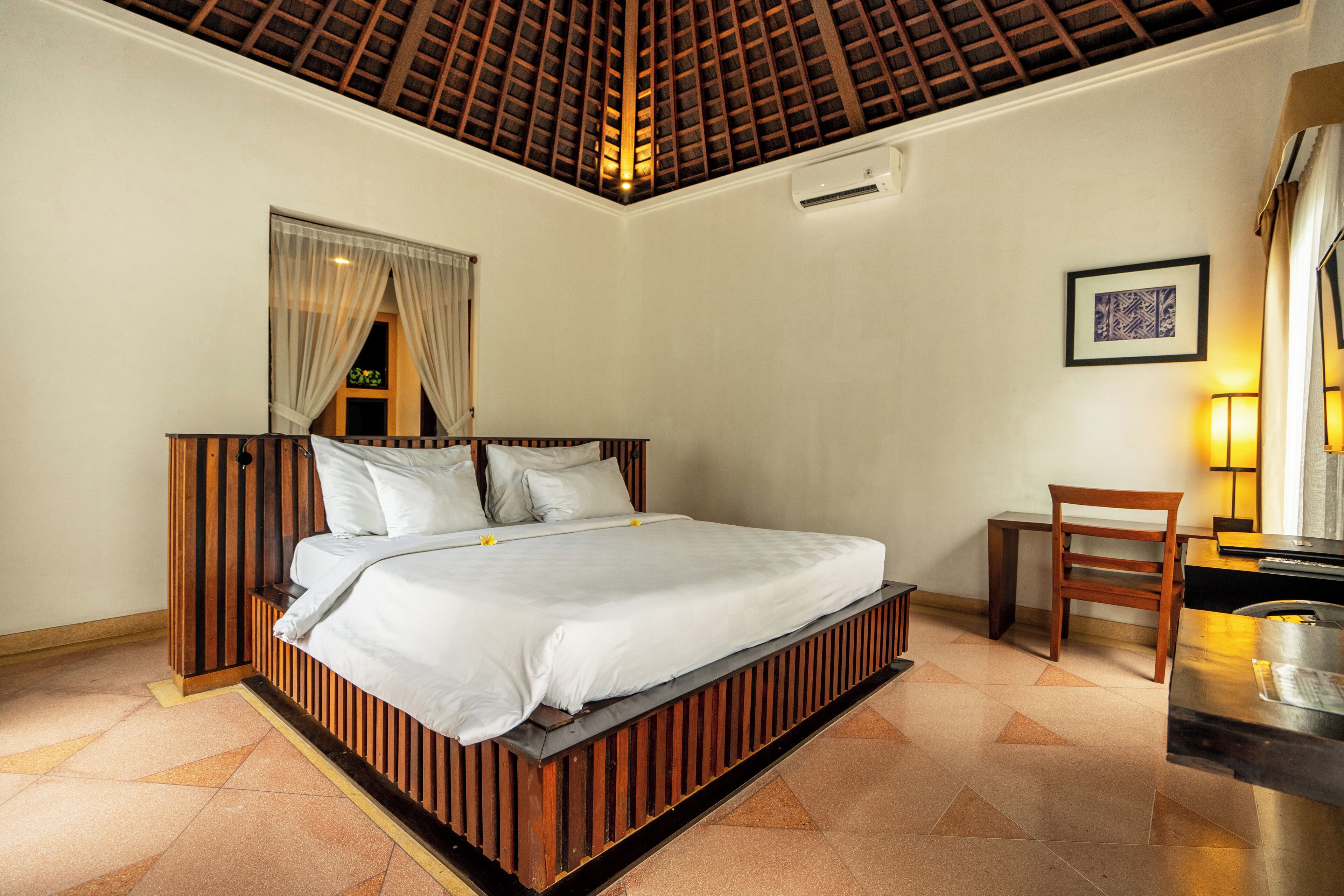 2 bedrooms, minibar, in-room safe, desk