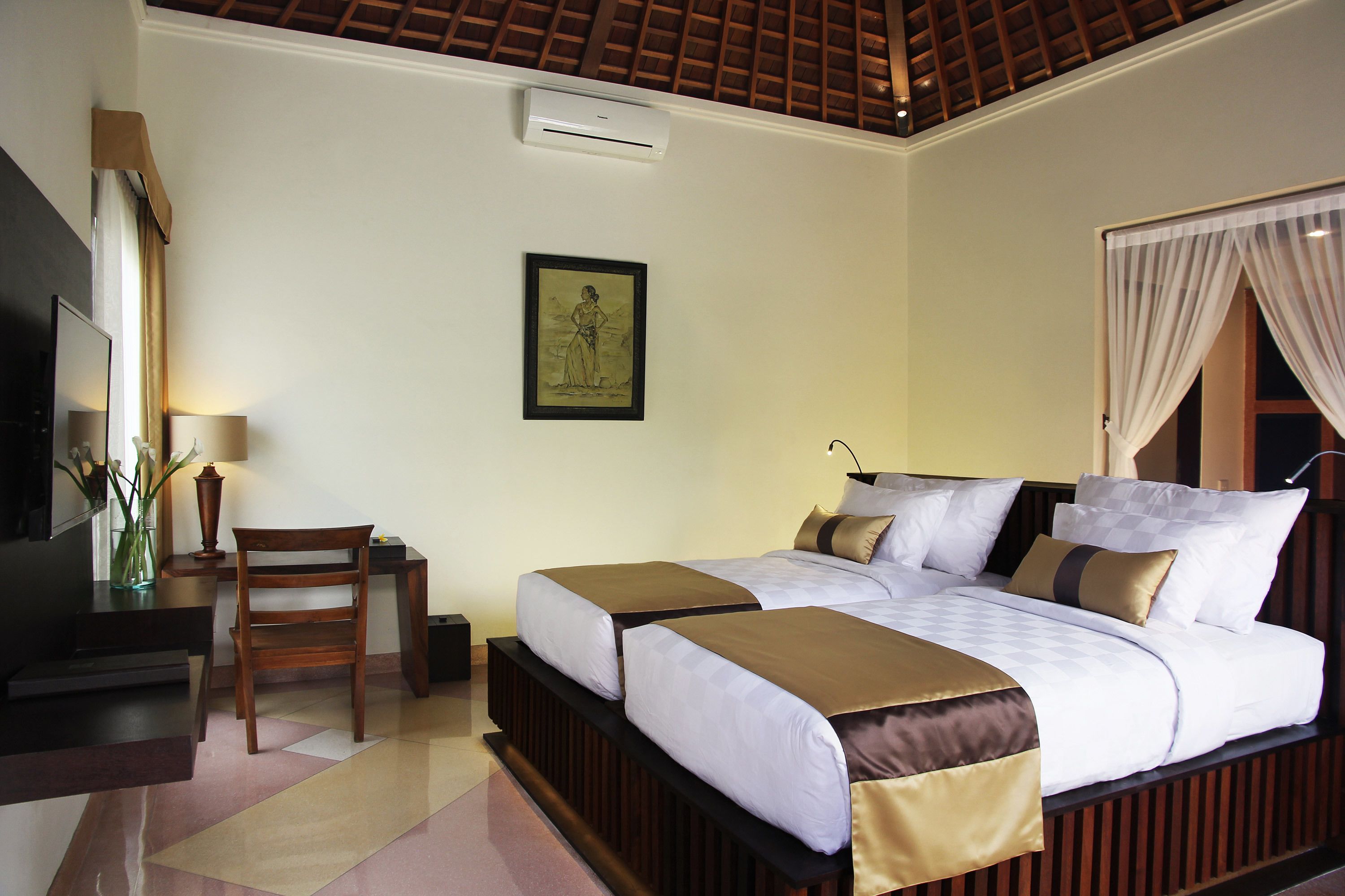 2 bedrooms, minibar, in-room safe, desk