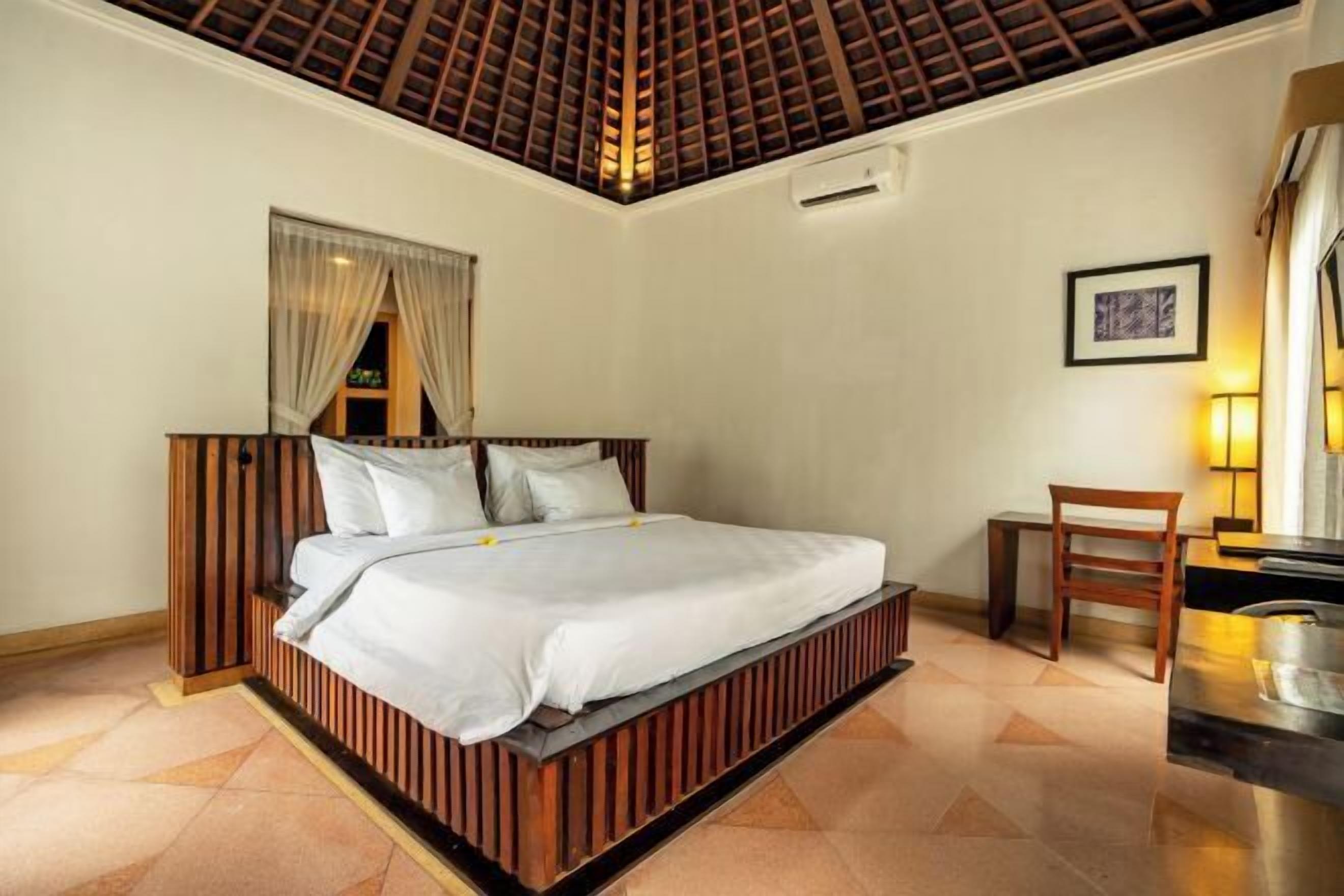 Minibar, in-room safe, desk, iron/ironing board