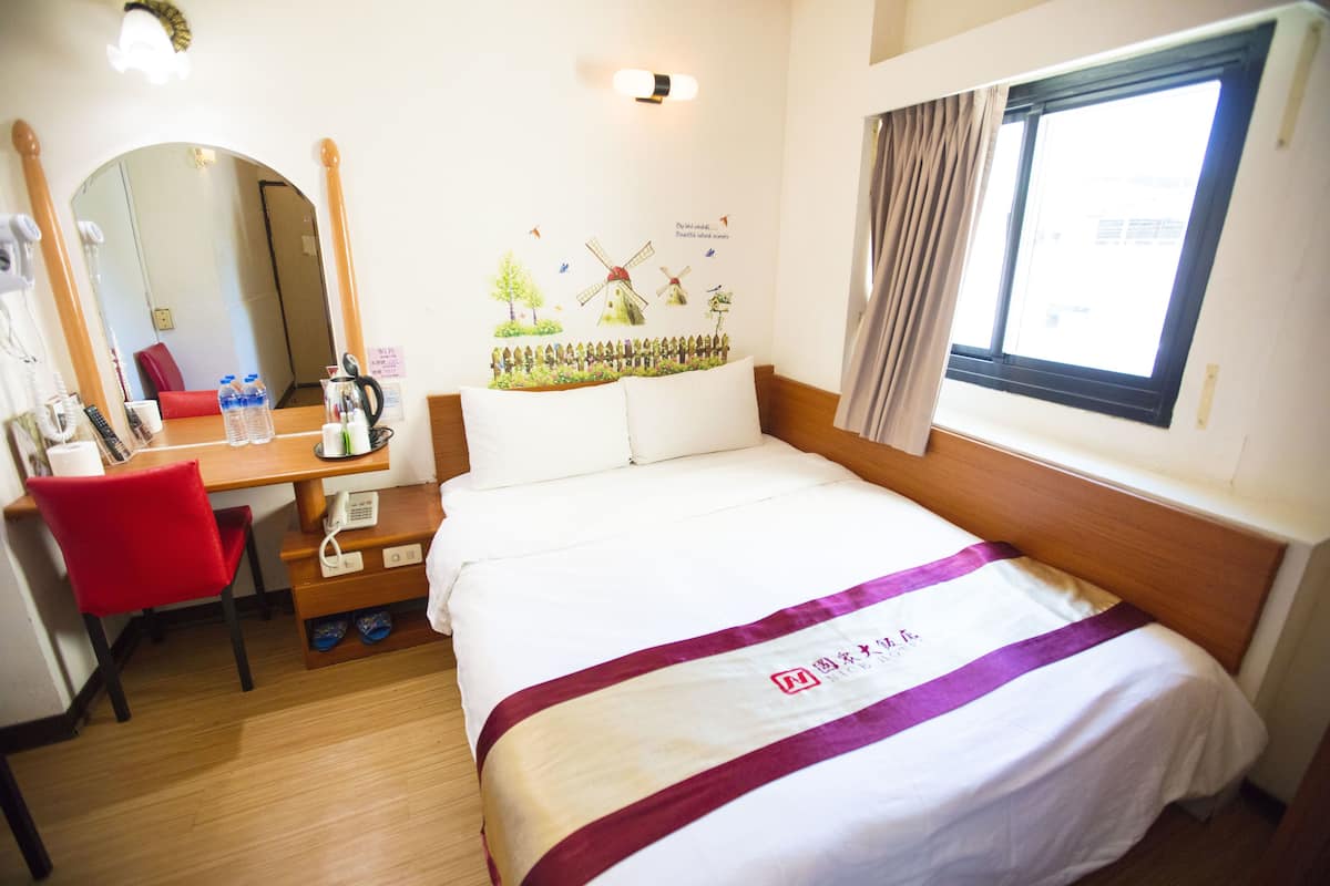 Doppia Standard | Biancheria da letto di alta qualità, minibar, una scrivania