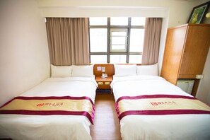 Deluxe Quadruple Room (VIP) | Premium bedding, minibar, desk, blackout drapes - Li Qing Hotel (Kaohsiung)