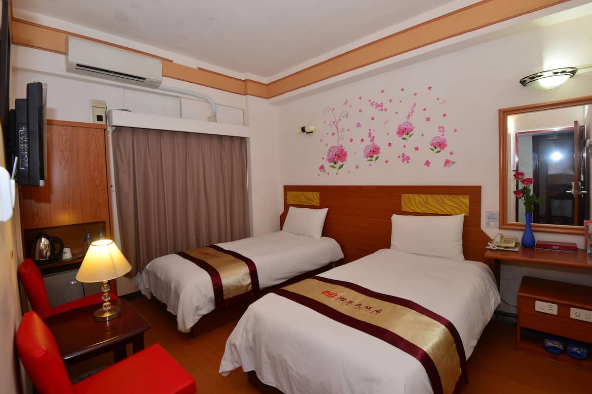 Camera Standard con 2 letti singoli | Biancheria da letto di alta qualità, minibar, una scrivania