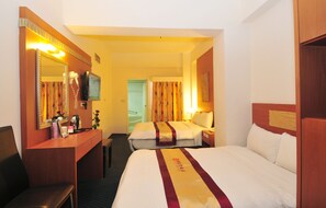 豪華四人房 (VIP) | 高級寢具、迷你吧、書桌、遮光布/窗簾