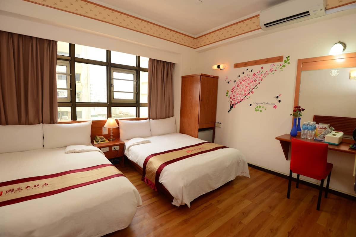 Camera quadrupla | Biancheria da letto di alta qualità, minibar, una scrivania