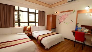 4 人部屋 | 高級寝具、ミニバー、デスク、遮光カーテン