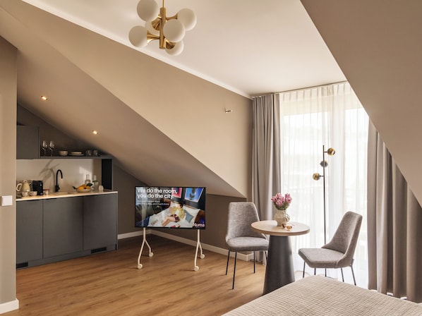 Large Studio, Kitchenette - Accessible | Eigene Küche | Kühlschrank, Mikrowelle, Wasserkocher mit Kaffee-/Teezubehör