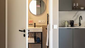 Premium bedding, in-room safe, laptop workspace, iron/ironing board