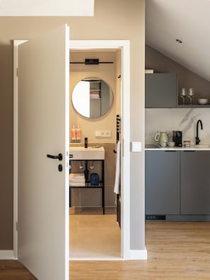 Large Studio, Kitchenette - Accessible | Hochwertige Bettwaren, Zimmersafe, laptopgeeigneter Arbeitsplatz