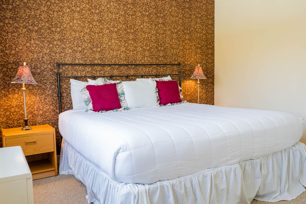 condo, 2 bedrooms | 2 bedrooms, individually decorated, individually furnished