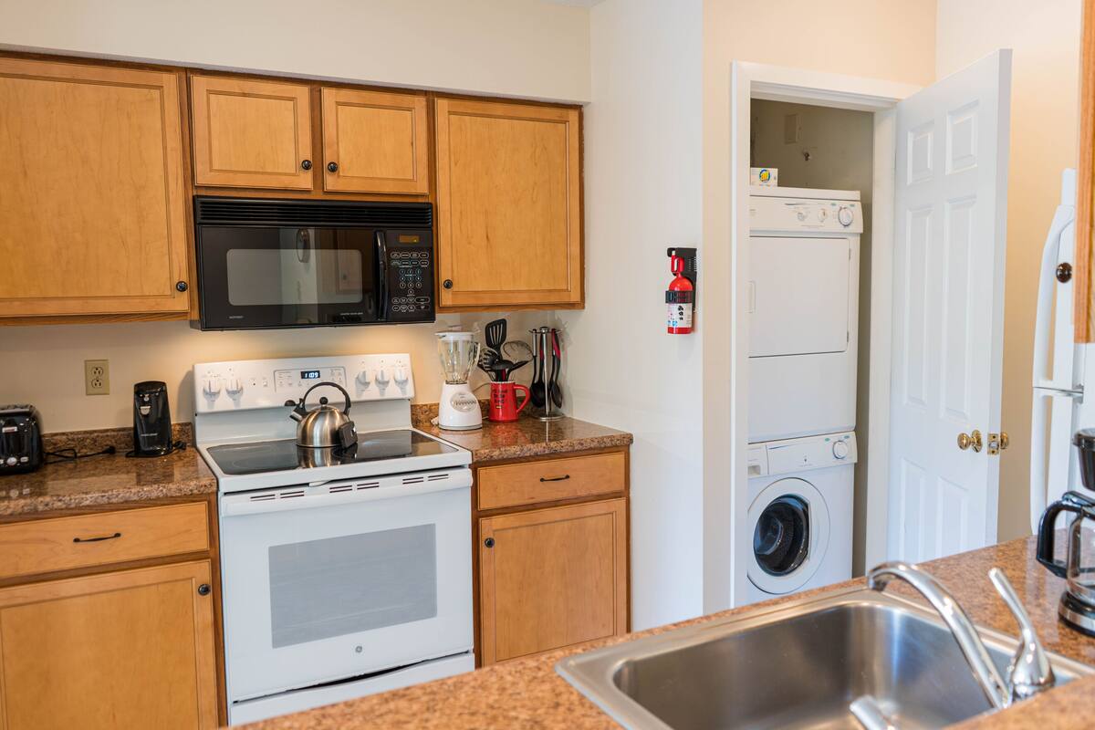 condo, 2 bedrooms | private kitchen | full-sized fridge, microwave, oven, stovetop