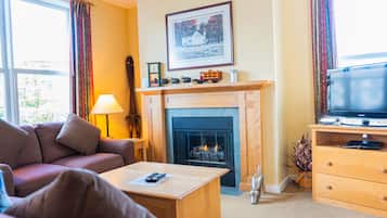 Condo, 2 habitaciones | Sala de estar | Televisión de pantalla plana, chimenea y reproductor de DVD