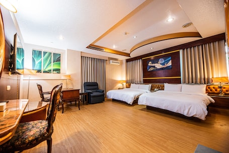 Deluxe Quadruple Room | Down comforters, in-room safe, free WiFi, bed sheets