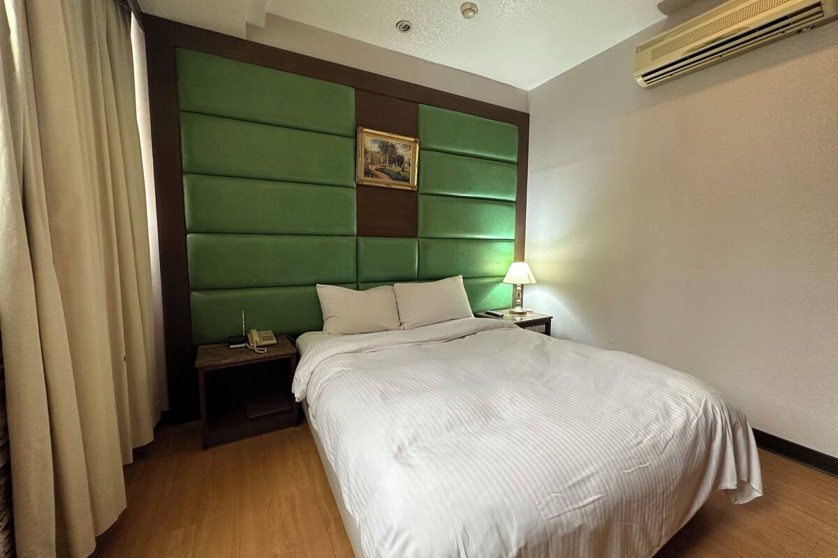 Economy Single Room | Down comforters, in-room safe, free WiFi, bed sheets