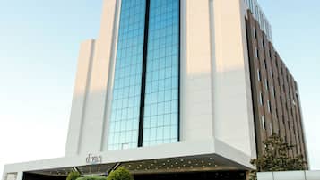 Un edificio moderno con fachada de vidrio destacada y un letrero que indica un pub.
