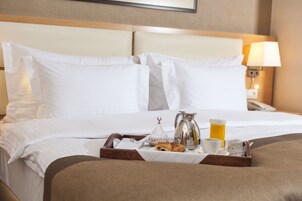 Minibar, caja de seguridad en la habitación y escritorio 