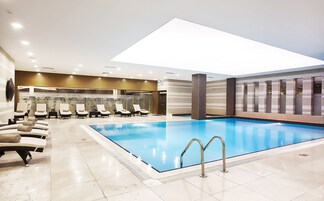 室内游泳池，日光浴躺椅