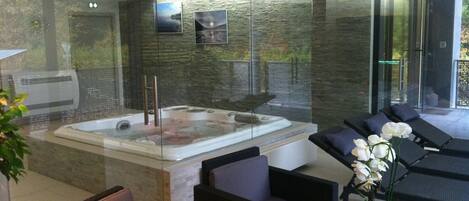 Indoor spa tub
