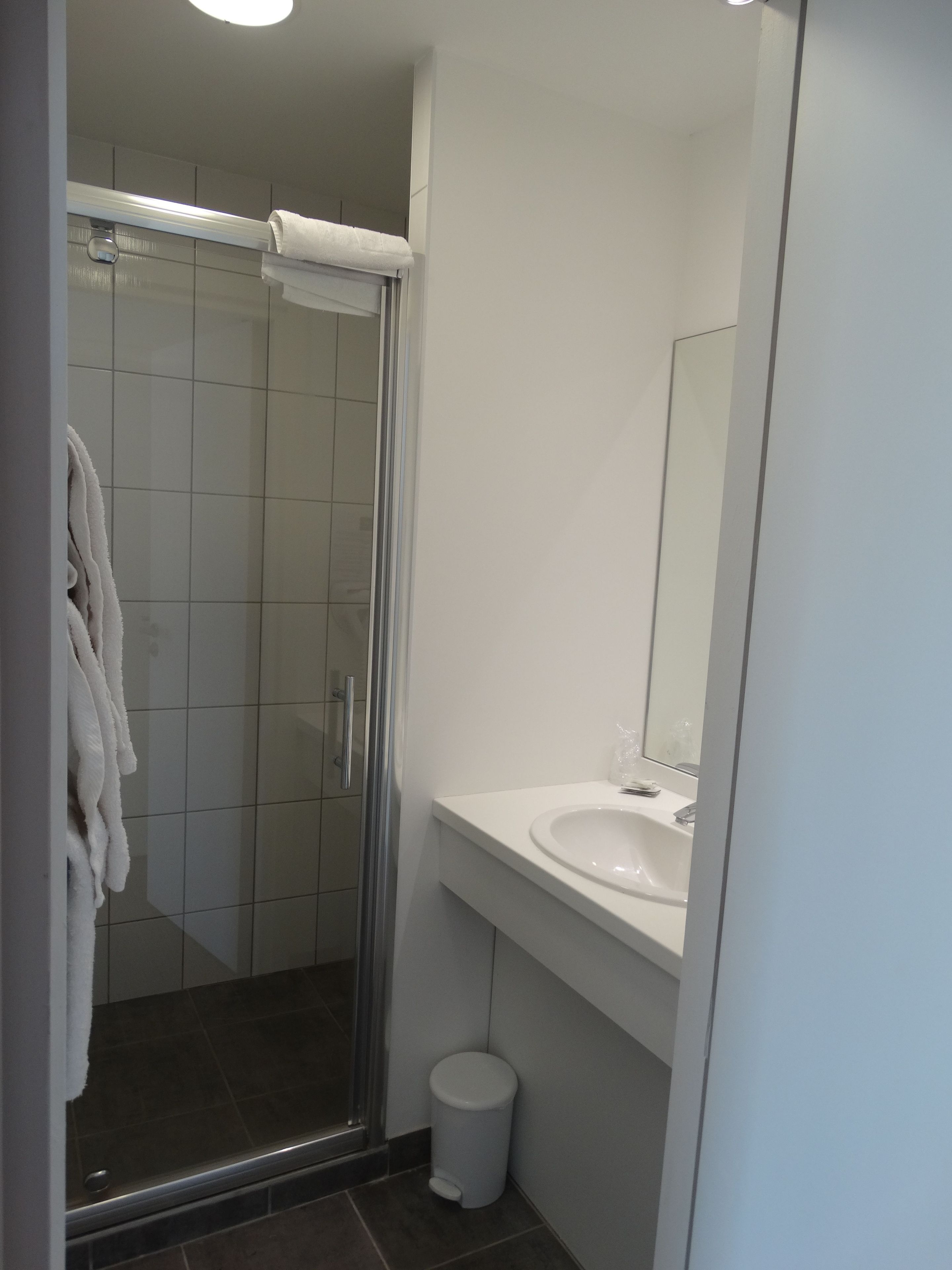 combined shower/bathtub, designer toiletries, towels