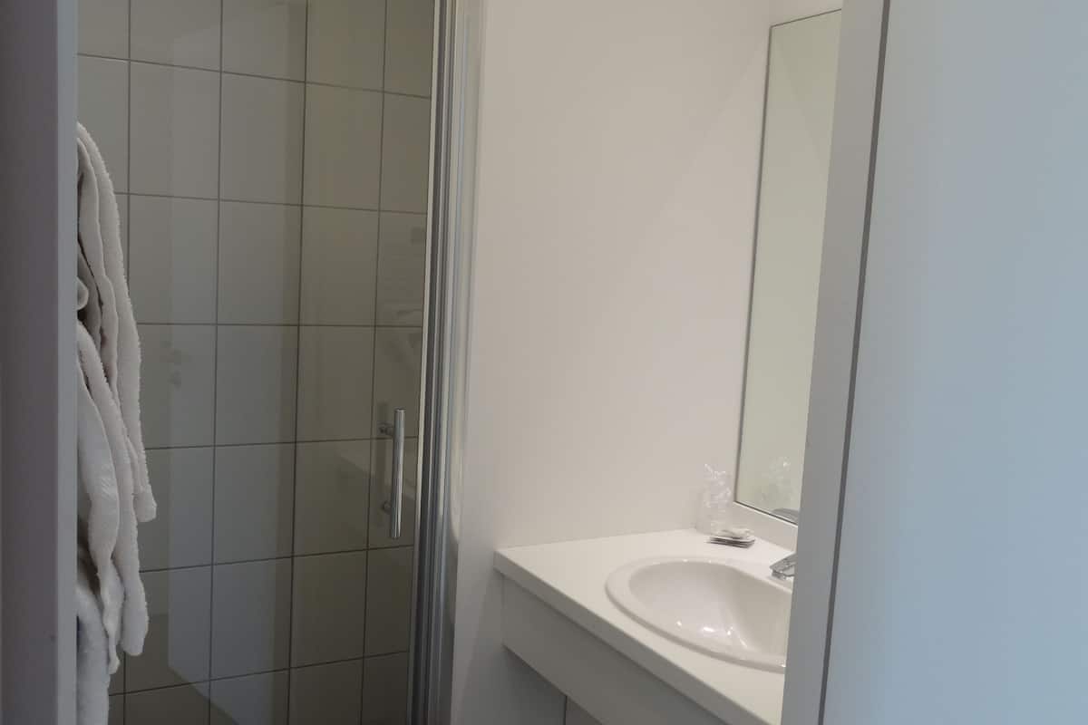 combined shower/bathtub, designer toiletries, towels