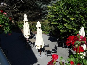 Petit déjeuner et déjeuner servis sur place, restauration en plein air