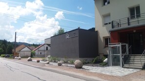 A building with a sign for 'SPA & SEMINAIRES'. - Hôtel Restaurant l'Echo du Lac & Spa (Gerardmer)