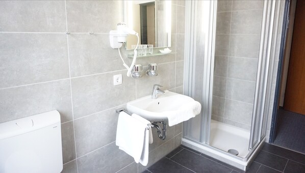 Habitación con 2 camas individuales | Ducha del cuarto de baño