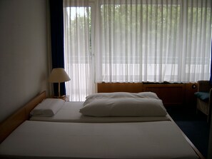 In-room safe, desk, iron/ironing board, free WiFi - Hotel Bürgerhaus (Steinbach)