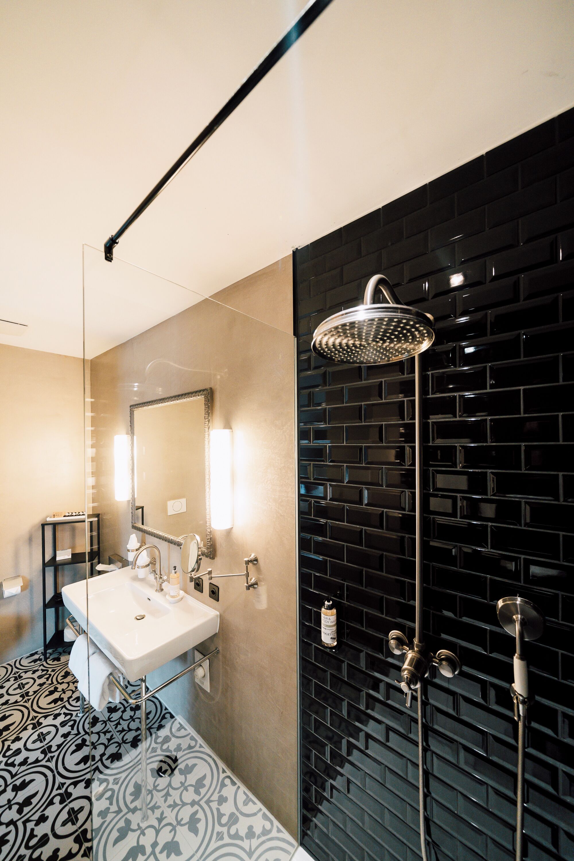 signature double room | bathroom | combined shower/bathtub, deep-soaking bathtub, free toiletries