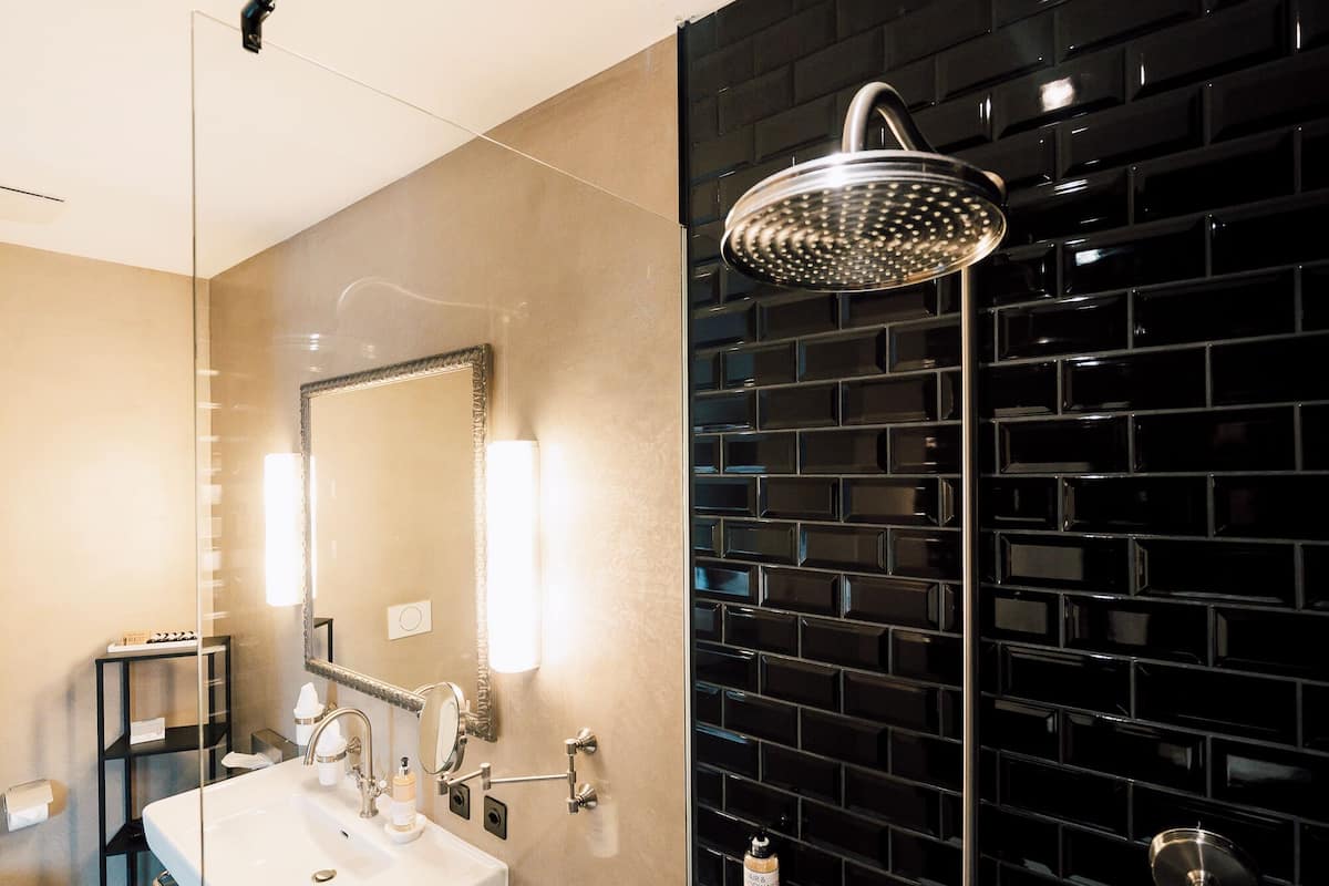 signature double room | bathroom | combined shower/bathtub, deep-soaking bathtub, free toiletries