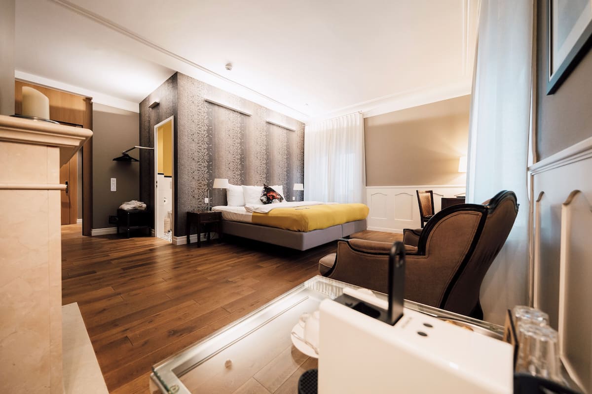 signature apartment | premium bedding, minibar, in-room safe, desk