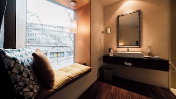 Ropa de cama de alta calidad y minibar