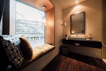 Classic Single Room | Premium bedding, minibar, in-room safe, desk. Blue City Hotel