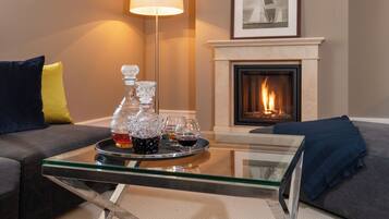 Signature Apartment | Premium bedding, minibar, in-room safe, desk