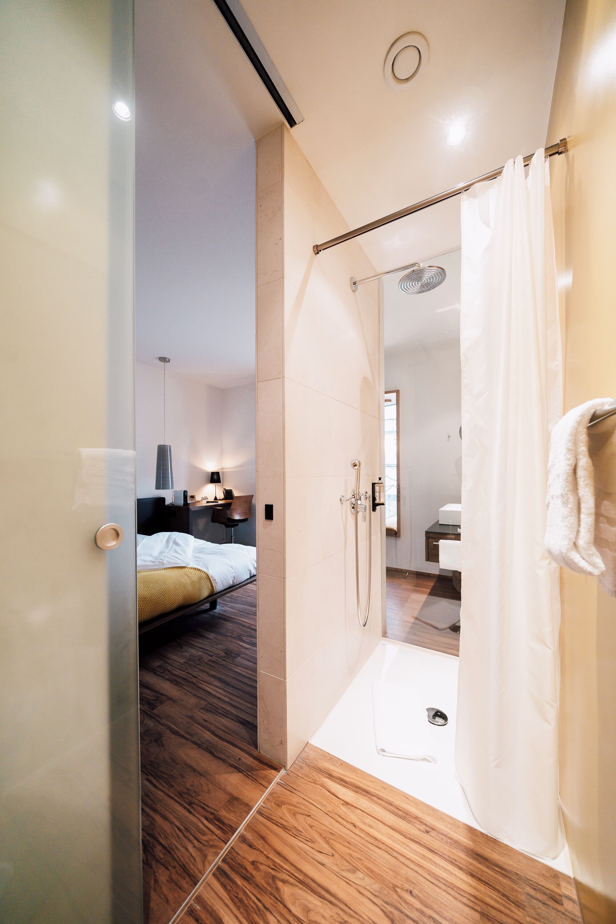 classic single room | bathroom | combined shower/bathtub, deep-soaking bathtub, free toiletries