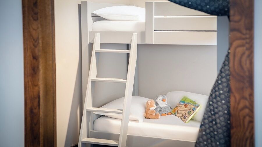 Family Den Suite, Multiple Beds (Families Only - 2 adults 2 children) | 客房内保险箱、办公桌、熨斗/熨衣板、免费 WiFi