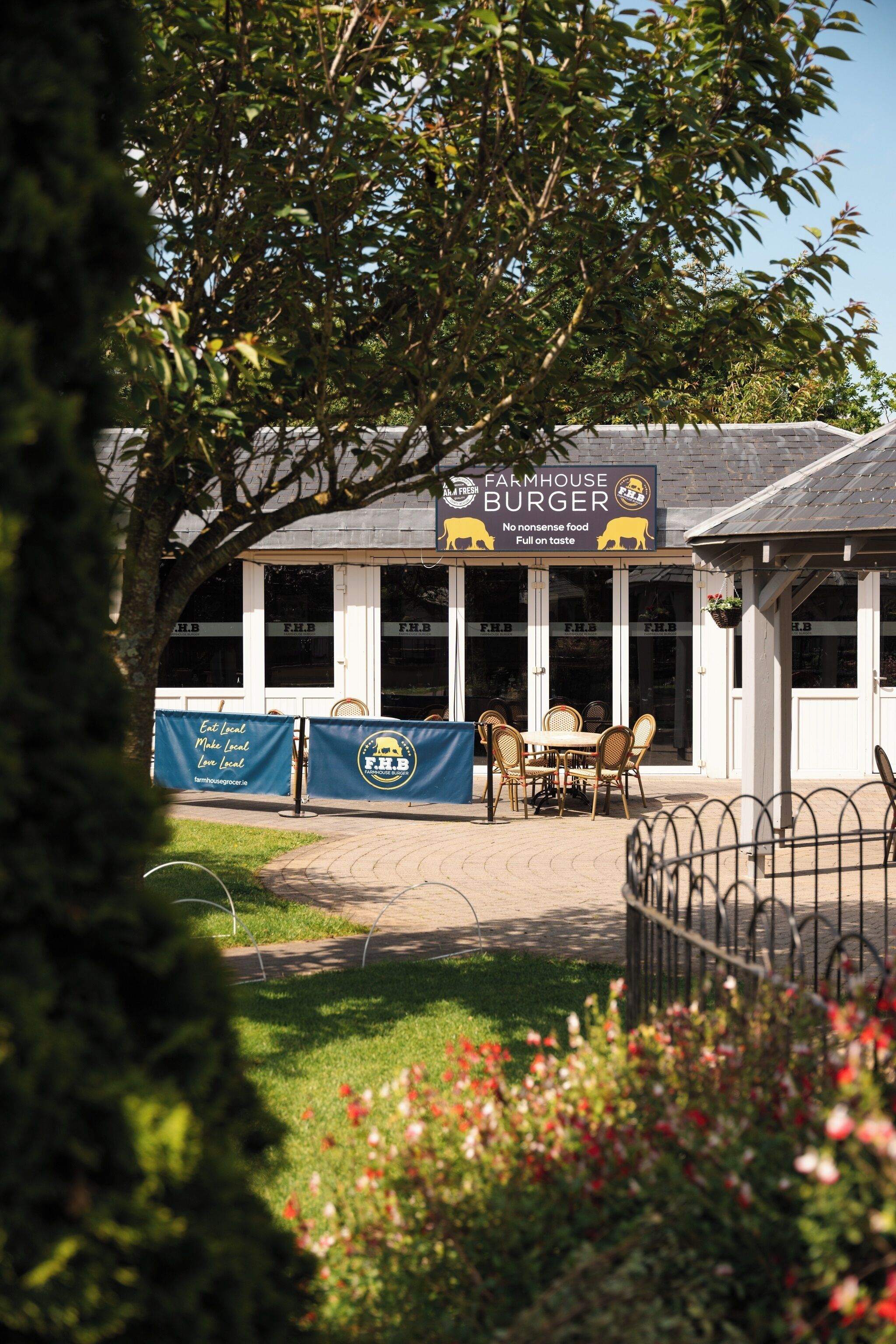 3 restaurants, breakfast, lunch, dinner served; local cuisine