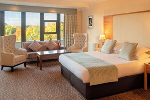 Caja de seguridad en la habitación y escritorio 